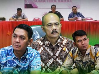 Foto yang ditengah Kepala Kejaksaan Negeri Sawahlunto Edy Samrah, Kasi Pidsus Andiko.