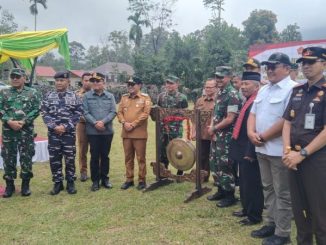 Bupati Tanah Datar Eka Putra, SE., MM. membuka secara resmi TMMD ke-127 Kodim 0307/Tanah Datar dengan pemukulan gong.