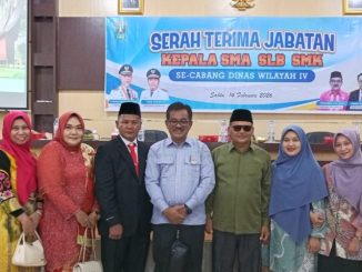 Elfiardi bersama Kacabdin Dinas Pendidikan Wilayah IV Syafrudin,Ketua Komite Jal beserta guru dan Pengurus Komite Sekolah.