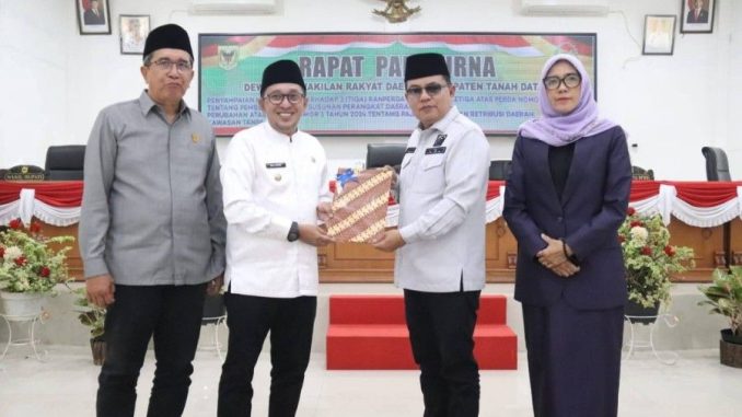 Bupati Tanah Datar Eka Putra bersama pimpinan DPRD menghadiri rapat paripurna perubahan Propemperda Tahun 2026.
