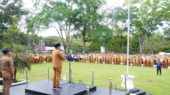 Bupati Tanah Datar Eka Putra memimpin apel gabungan sekaligus halal bihalal bersama ASN dan non ASN di lapangan kantor bupati, Senin (30/3/2026).