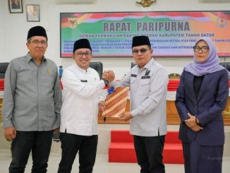 Bupati Tanah Datar Eka Putra menyampaikan Nota Penjelasan terhadap tiga Ranperda dalam Rapat Paripurna DPRD Tanah Datar.