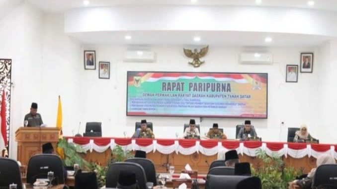 Ketua DPRD Tanah Datar Anton Yondra memimpin rapat paripurna penyampaian pandangan umum fraksi terhadap tiga Ranperda.