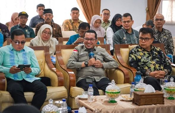 Bupati Tanah Datar Eka Putra bersama Ketua DPRD Anton Yondra mengikuti entry meeting pemeriksaan LKPD Tahun 2025 oleh BPK RI secara virtual.