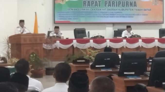 Bupati Tanah Datar Eka Putra menyampaikan jawaban atas pandangan umum fraksi DPRD terhadap tiga Ranperda dalam rapat paripurna.