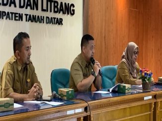 Kepala Dinas Kominfo Tanah Datar Dedi Triwidono menyampaikan materi dalam sosialisasi aplikasi E-Media kepada awak media.