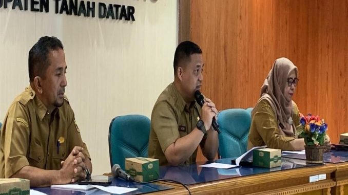 Kepala Dinas Kominfo Tanah Datar Dedi Triwidono menyampaikan materi dalam sosialisasi aplikasi E-Media kepada awak media.