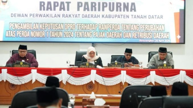 Wakil Ketua DPRD Tanah Datar Kamrita memimpin rapat paripurna pengambilan keputusan Ranperda Pajak dan Retribusi Daerah.